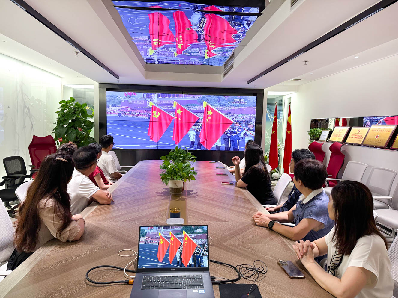 米兰milan（中国）_米兰平台（中国）科技有限公司装饰党支部组织党员观看九三阅兵仪式